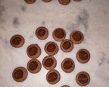Foto del paso 4 de la receta: Mini alfajores de chocolate y dulce de leche 🍫