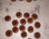Foto del paso 4 de la receta: Mini alfajores de chocolate y dulce de leche 🍫
