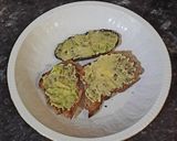 Foto del paso 1 de la receta: Sopas de pan de aguacate con m. de mora, chía y l. de avena