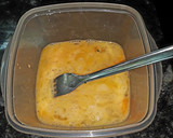 Foto del paso 3 de la receta: Tortilla de patata y cebolla con adobo de ajo y perejil