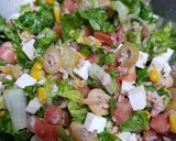 Foto del paso 3 de la receta: Ensalada de atún con aceitunas, tomate, maíz y queso