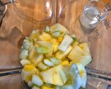 Foto del paso 3 de la receta: Zumo energético de piña, apio, limón y brotes de espinacas