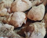 Foto del paso 1 de la receta: Patitas de pollo doradas en sartén, con cebollas, especias y papas