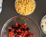 Foto del passaggio 1 della ricetta Pasta fredda pomodorini feta e olive