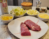 Foto del paso 1 de la receta: Solomillo de cerdo en salsa de calabacín, puerros y queso