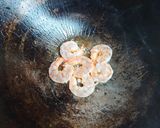 รูปขั้นตอนการทำที่ 5 ของ ฟูซิลี่ผัดซอสพริกใส่กุ้งและหมูก้อน