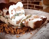 Foto del passaggio 10 della ricetta Semifreddo con crema mou e crema pistacchio