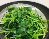 Foto langkah ke 3 dari resep Daun ketela rebus bumbu kecap jamur.