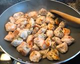 Foto del paso 2 de la receta: Pollo salteado al vino blanco