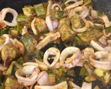 Foto del paso 6 de la receta: Arroz alicantino con morena, calamares y verduritas