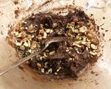 Foto del passaggio 5 della ricetta Salame al cioccolato con le nocciole