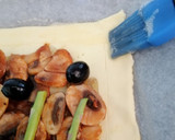 Foto del paso 7 de la receta: Hojaldre de champiñones con tomate y trigueros