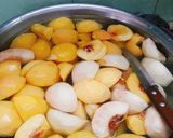Hình bước làm 1 của món Đào ngâm đường nâu