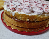 Foto del paso 1 de la receta: Torta de vainilla con dulce de leche, crema y frutillas