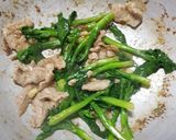 รูปขั้นตอนการทำที่ 2 ของ หมูผัดน้ำมันหอยคะน้าฮ่องกง
