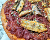 Foto del paso 7 de la receta: Coca de tomate y sardinas en aceite de oliva