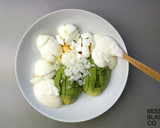 Foto del paso 4 de la receta: Ensalada de huevo y aguacate