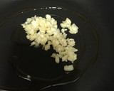 Foto del paso 1 de la receta: Revuelto de gulas y pimiento del piquillo