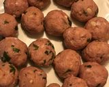 Foto del paso 1 de la receta Paella de habitas, ajos tiernos y albóndigas