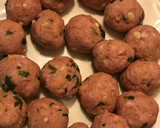 Foto del paso 1 de la receta: Paella de habitas, ajos tiernos y albóndigas