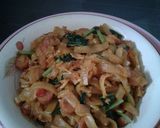 Foto langkah ke 5 dari resep Kwetiaw Sosis Pedas.