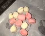 A picture of step 4 of Chocolate and white Cookies with marshmallows.