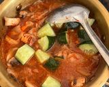 Foto langkah ke 3 dari resep Salmon Kimchi Jjigae.
