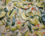 Foto del paso 3 de la receta: Tortilla de zapallitos y champiñones al horno!