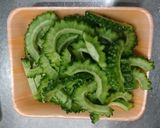 青苦瓜炒小魚干(簡單料理)的食譜步驟1照片