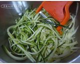 A picture of step 3 of Low-Carb Shredded Chicken and Zucchini Cold Noodles.