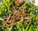 Foto langkah ke 5 dari resep Tumis Kangkung Bunga Pepaya.