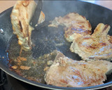 Foto del paso 2 de la receta: Chuletas de cerdo al Oporto con albahaca