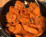 Une image de l'étape 9 de Carottes à l'orange, miel, épices et oignon de roscoff.