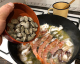 Foto del paso 4 de la receta: Espaguetis de calabacín con sepia chirla y gambón
