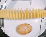 A picture of step 2 of Fried Spiral Potatoes.