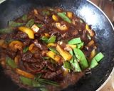 Une image de l'étape 5 de Nouilles sautées à la viande de bœuf marinée à la sauce de soja.