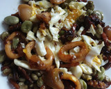 Foto del paso 4 de la receta: Habas con calamares bacon y huevo