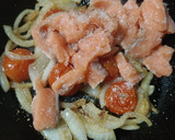 Foto del paso 3 de la receta: Espaguetis con salmón, nata y tomate cherry
