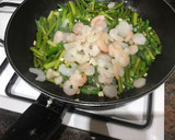 Foto del paso 2 de la receta: Salteado de espárragos de temporada con gamba congelada, pechuga de pollo y huevos de codorniz