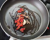 A picture of step 1 of Spaghetti alla puttanesca.