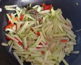 Foto langkah ke 5 dari resep Tumis Labu Siam.