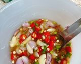 รูปขั้นตอนการทำที่ 1 ของ ยำเม็ดมะม่วงราดกะพงทอด / Spicy cashew nuts with deep fried fish