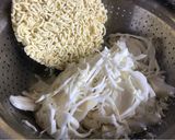 Hình bước làm 3 của món Mì Bò Xào Cay Cùng Bắp CẢi Và Cà Rốt