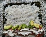 Foto del paso 5 de la receta Sushi con salmón, aguacate y Philadelphia