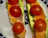 Foto del paso 3 de la receta: Tosta de aguacate, salmón marinado, tomate, yogur y pistachos