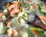 Foto langkah ke 5 dari resep Sop Tofu Udang Sayur.