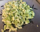 Une image de l'étape 4 de Salade de tomates et concombres au jambon et roquefort.