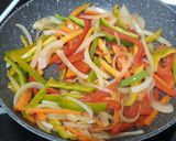 Foto del paso 3 de la receta: Fritada picante de verduras con trucha y bacon