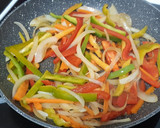 Foto del paso 3 de la receta: Fritada picante de verduras con trucha y bacon