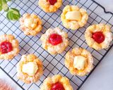 Foto langkah ke 5 dari resep Puff Pastry Flower With Strawberry & Cheese.